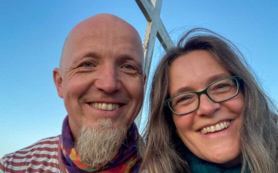 Hier noch unter dem blauen chilenischen Himmel, inzwischen aber in Wiesbaden gelandet: das Pfarrehepaar Nicole Oehler und Johannes Merkel. Nicole Oehler fängt als Pfarrerin in der evangelischen Johanneskirchengemeinde an und wird am Sonntag, 3. September, 18 Uhr, ins Amt eingeführt. Johannes Merkel ist neuer Pfarrer in der Martin-Luther-Gemeinde, die aus den drei Kirchorten Luther-, Heilig-Geist- und Markuskirche besteht, und bereits in sein Amt eingeführt worden.