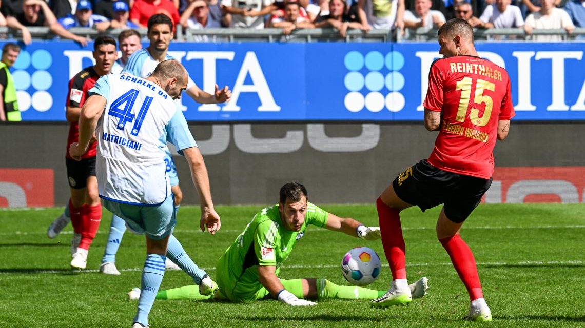 Missglückte Abwehr im Fünfmeterraum. Max Reinthaler bekommt den Ball ans Schienbein, der Ball landet im Tor.