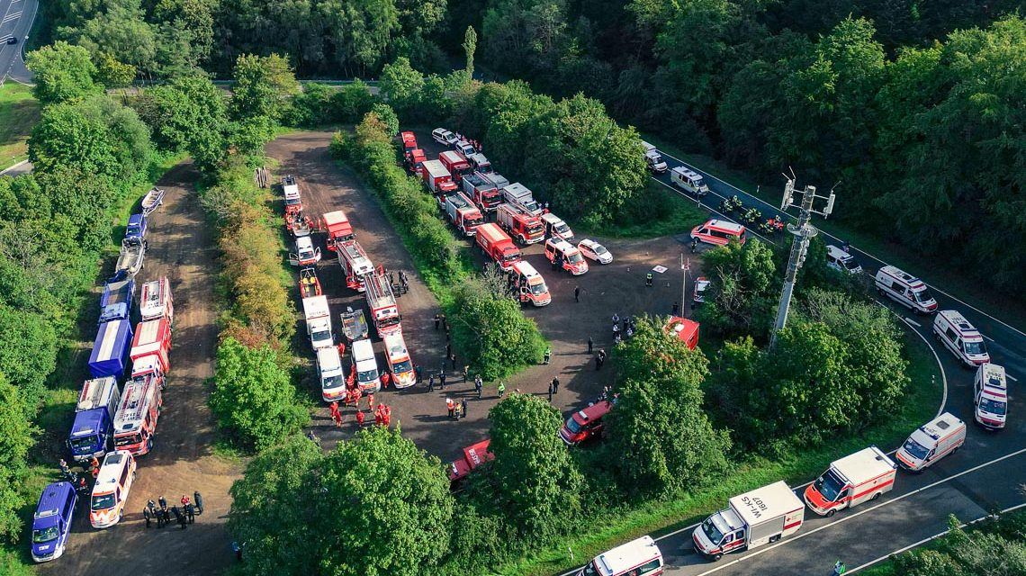 Sammelplatz auf dem Parkplatz am Jagdschloss Platte.