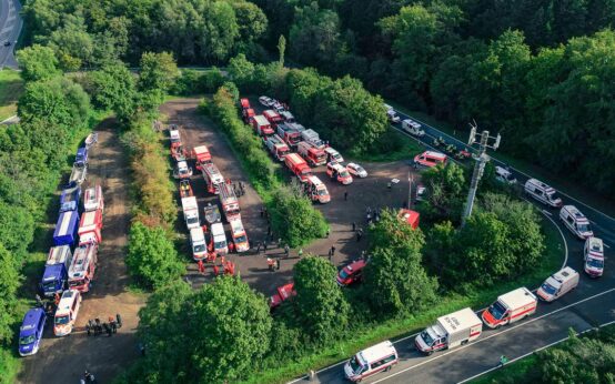 Sammelplatz auf dem Parkplatz am Jagdschloss Platte.