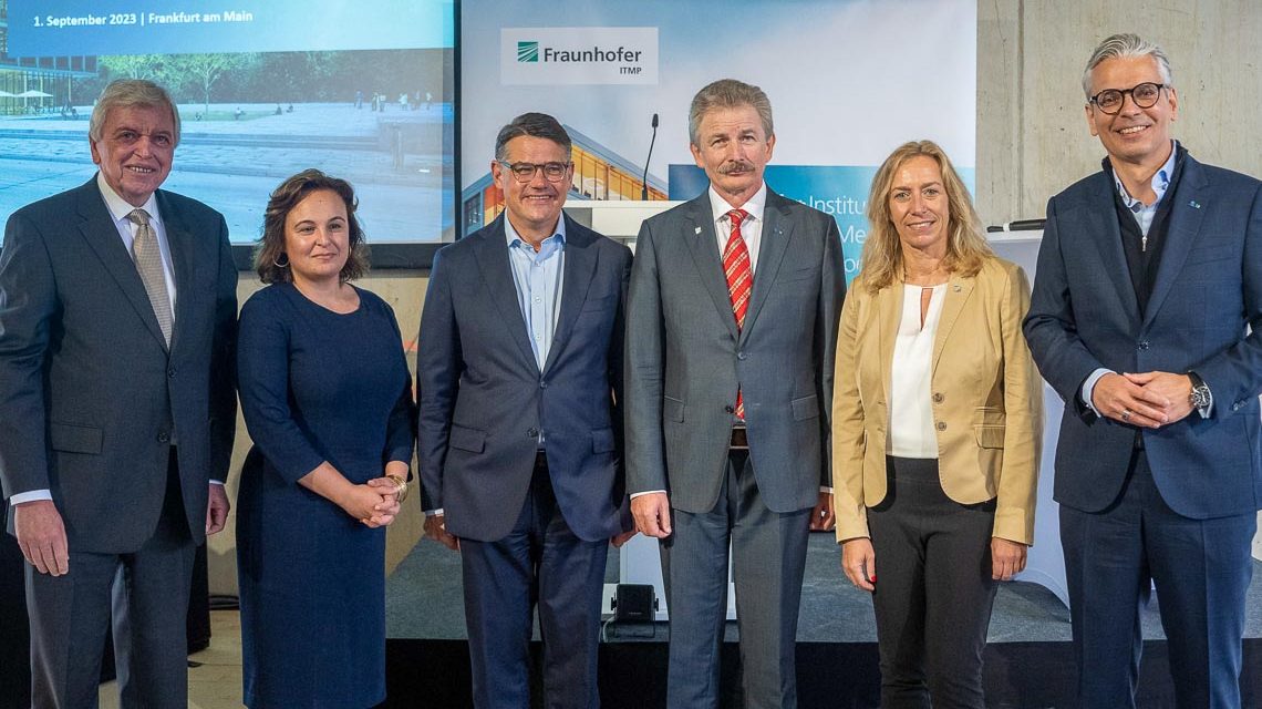 Volker Bouffier, Mitglied des Fraunhofer ITMP-Kuratorium und Hessischer Ministerpräsident a.D., Hessische Wissenschaftsstaatssekretärin Ayse Asar, Hessischer Ministerpräsident Boris Rhein, Prof. Dr. Dr. Gerd Geißlinger, Institutsleiter des Fraunhofer ITMP, Dr. Sandra Krey, Vorständin der Fraunhofer-Gesellschaft, Prof. Dr. Frank Behrens, stellv. Institutsleiter des Fraunhofer ITMP