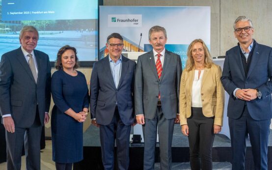 Volker Bouffier, Mitglied des Fraunhofer ITMP-Kuratorium und Hessischer Ministerpräsident a.D., Hessische Wissenschaftsstaatssekretärin Ayse Asar, Hessischer Ministerpräsident Boris Rhein, Prof. Dr. Dr. Gerd Geißlinger, Institutsleiter des Fraunhofer ITMP, Dr. Sandra Krey, Vorständin der Fraunhofer-Gesellschaft, Prof. Dr. Frank Behrens, stellv. Institutsleiter des Fraunhofer ITMP