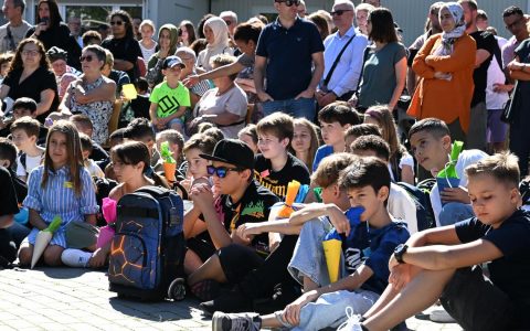 Kultusminister Lorz begrüßt Schulstart am Gymnasium am Mosbacher Berg in Wiesbaden.