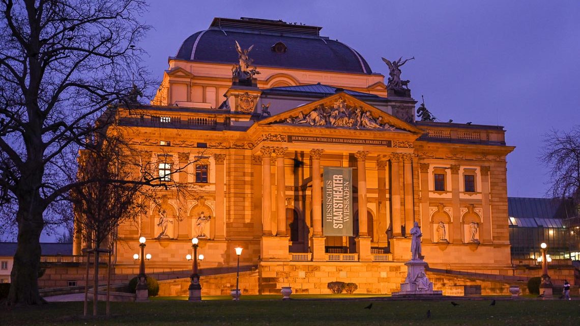 Das Hessische Staatstheater Wiesbaden kurz nach der blauen Stunde.