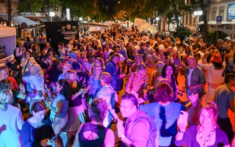 Sonntagabend beim Taunusstraßenfest auf der Bühne. Los 4 del Son heizt den Salseros ein.