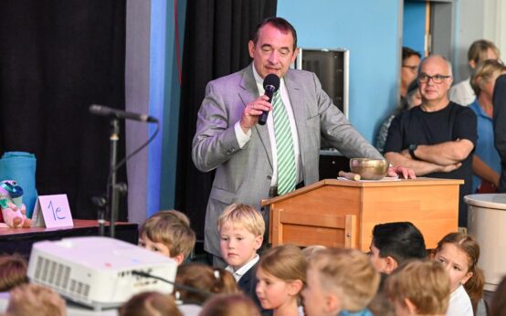 Ministerpräsident Alexander Lorz bei der Einschulung der Erstklässler an den Grundschule Bierstadt.