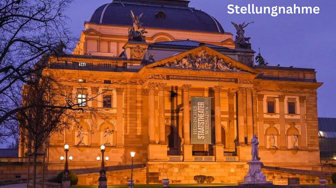 Das Hessische Staatstheater Wiesbaden kurz nach der blauen Stunde.