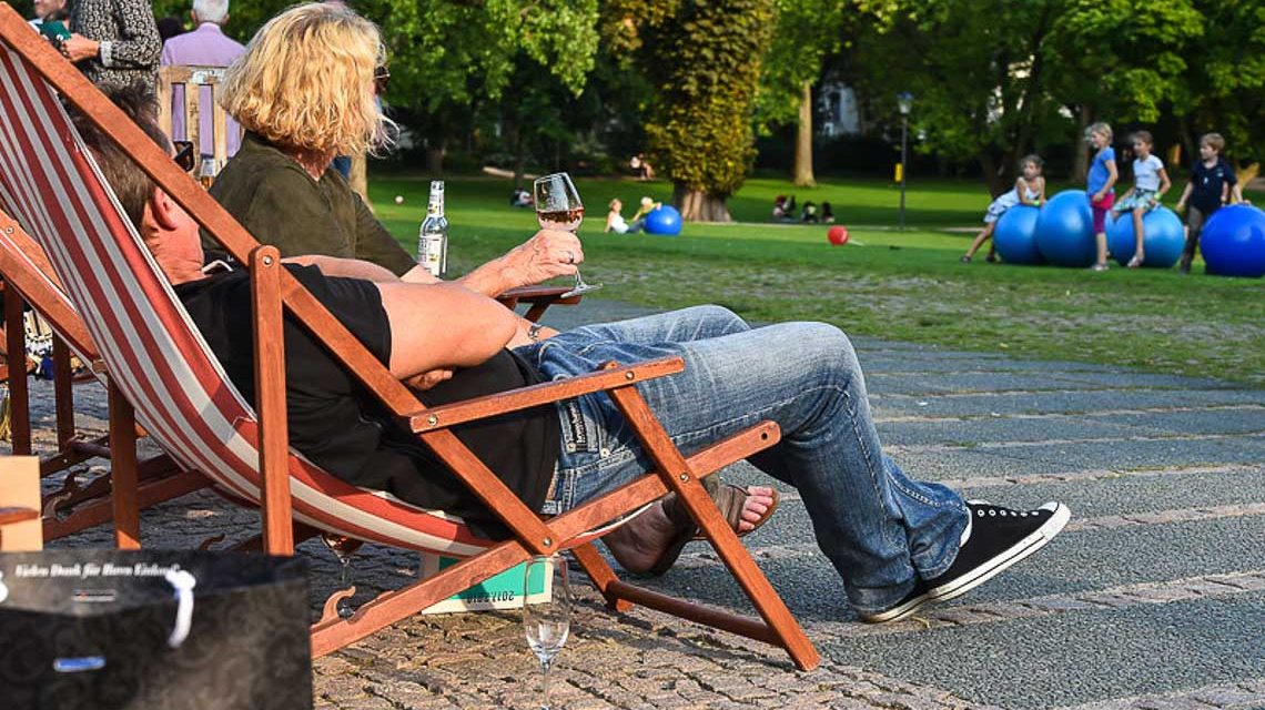 Genüßlich die Szenerie auf sich wirken lassen: Beim Theaterfest.