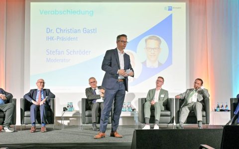 Dr. Christian Gastl in der Wahlarena der IHK, hinter ihm sitzen Christian Diers (FDP), Axel Gerntke (Die Linke), Erich Heidkamp (AfD), Alexander Hofmann (SPD), Professor Dr. Alexander Lorz (CDU, hessischer Kultusminister) und Mathias Wagner (Grüne)