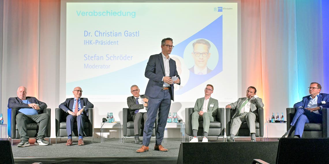 Dr. Christian Gastl in der Wahlarena der IHK, hinter ihm sitzen Christian Diers (FDP), Axel Gerntke (Die Linke), Erich Heidkamp (AfD), Alexander Hofmann (SPD), Professor Dr. Alexander Lorz (CDU, hessischer Kultusminister) und Mathias Wagner (Grüne)