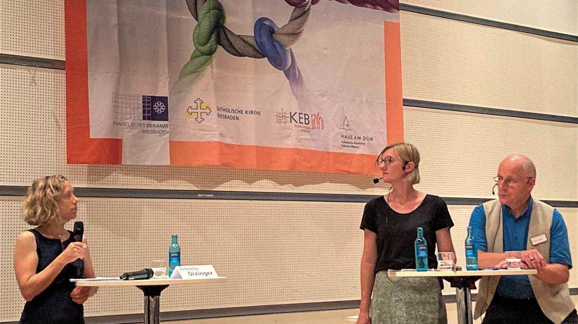 Podiumsdiskussion mit Liv Diziner (Landesinitiatve Mietenwahnsinn) mit den beiden Moderatoren Nicole Nestler (Evangelisches Dekanat Wiesbaden) und Thomas Wagner (Katholische Rabanus Maurus Akademie Frankfurt).