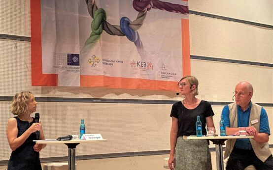 Podiumsdiskussion mit Liv Diziner (Landesinitiatve Mietenwahnsinn) mit den beiden Moderatoren Nicole Nestler (Evangelisches Dekanat Wiesbaden) und Thomas Wagner (Katholische Rabanus Maurus Akademie Frankfurt).