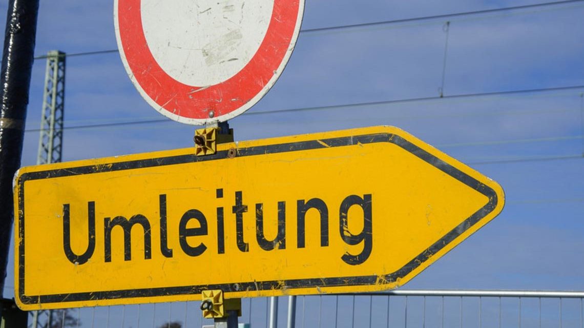 Umleitungsschild mit Durchfahrt verboten
