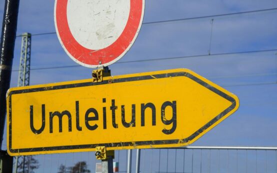 Umleitungsschild mit Durchfahrt verboten