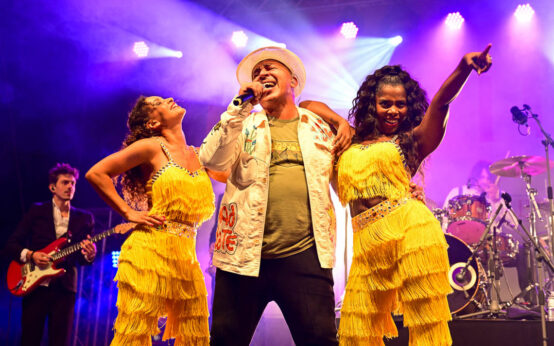 Lou Bega mit zwei Tänzerinnen auf der Bühne des Stadtfests in Wiesbaden.