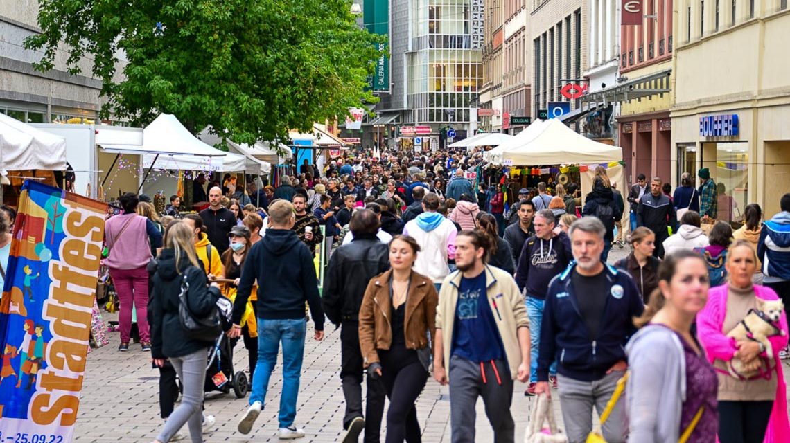 Stadtfest in Wiesbaden: Blick in die Fußgängerzone.