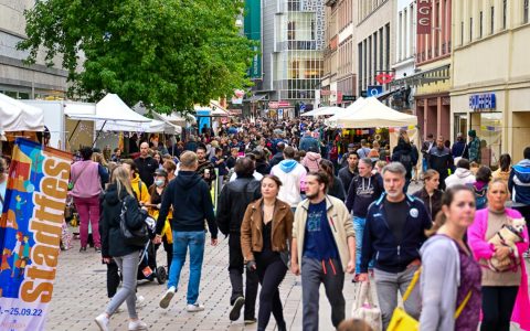 Stadtfest in Wiesbaden: Blick in die Fußgängerzone.