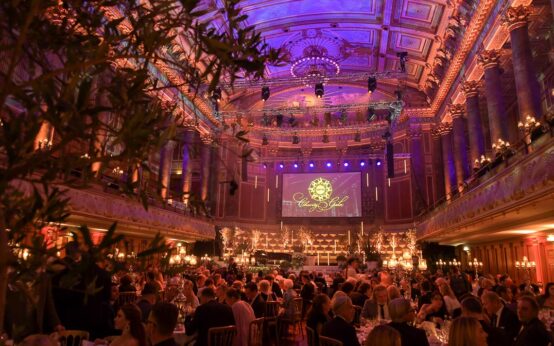 Die Vita Charts Gaa macht das dutzend voll. Zum 12. Mal feiern namhafte Persönlichkeiten im Zeichen der Assistenzhunde.