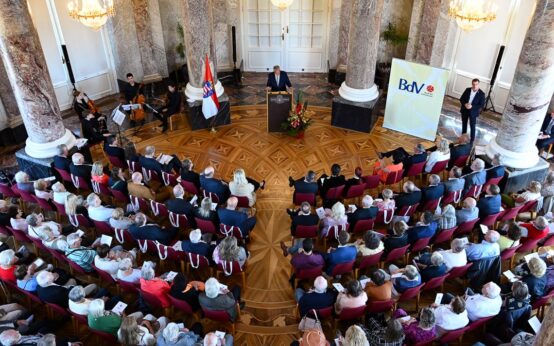 Blick in die Rotunde von Schloss Biebrich, Veranstaltung des Bund der Vertriebenen