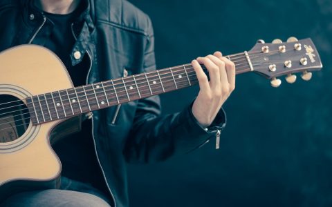 Ton ab: Person mit Gitarre in den Händen.