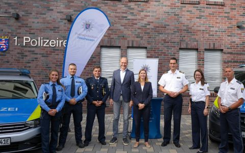 v.l.n.r.: Symbolisches neues Streifenteam, Direktionsleiter Thomas Cäsar, Stadtverordnetenvorsteher Dr. Gerhard Obermayr, Polizeivizepräsidentin Dr. Susanne Stewen, Polizeipräsident Felix Paschek, Leiterin des Abteilungsstabes Eva Hertel, stellvertretender Dienststellenleiter Robert Krallmann und Dienststellenleiter Thomas Wichter: Mehr Polizeipräsenz auf der Straße.