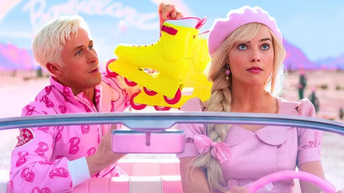 Ken und Barbie sitzen in einem Cabrio und fahren.