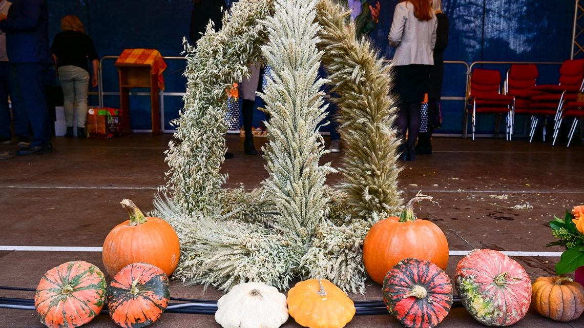 Erntekrone beim Erntedankfest 2023 auf der Bühne.