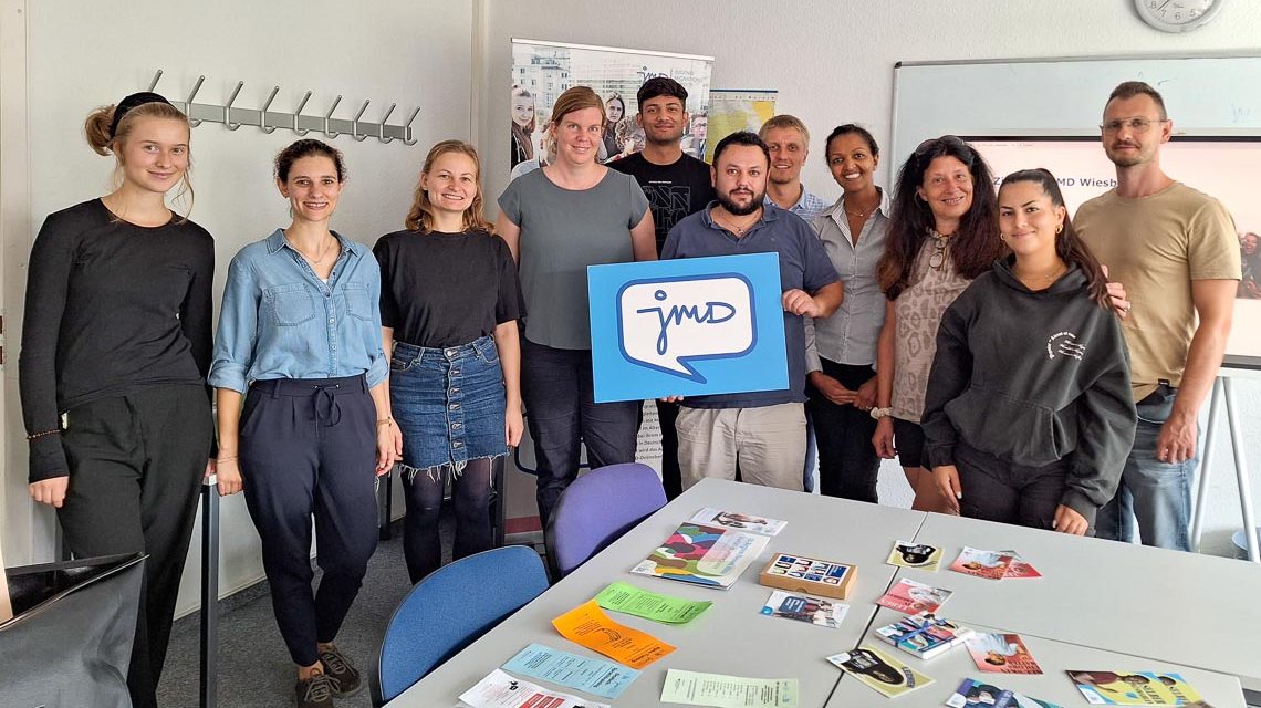 Milena Löble auf ihrem Streifzug durch Wiesbadens Integrations-Landschaft.