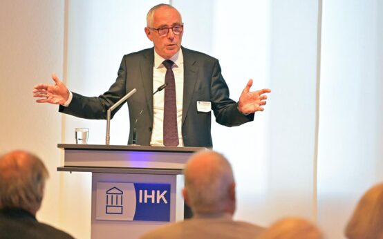 Peter Adrian spricht bei der 258. IHK Vollversammlung