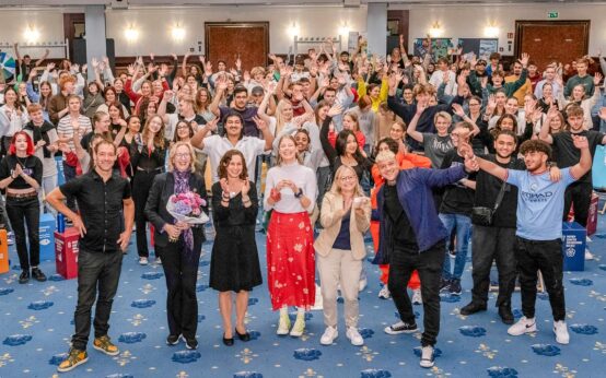 Podiumsgäste und Teilnehmende diskutieren über Möglichkeiten, die EINE WELT mitzugestalten. Erste Reihe, v.l.n.r.: Andi Schulze (Moderator), Katrin Weidemann (Kindernothilfe e.V.), Constanze Neher (BMZ), Maria Zintl (Teilnehmerin 4. Runde), Christiane Schulte-Renneberg (Lehrkraft aus Münster), Rico Montero (Moderator). (c) Engagement Global/David Ertl