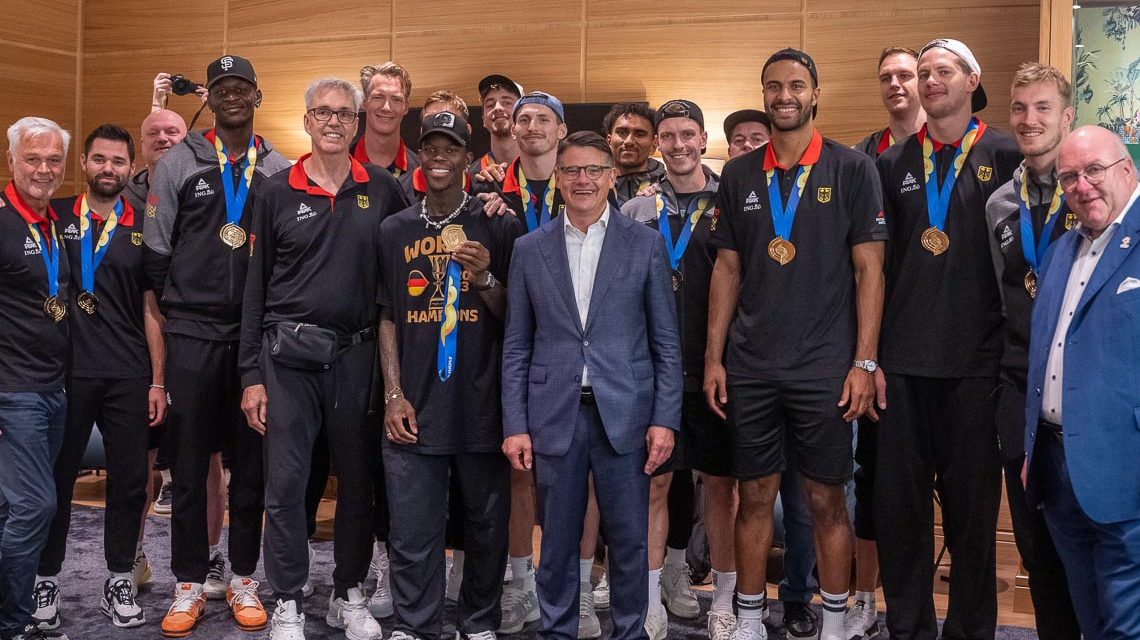 Ministerpräsident Rhein begrüßt deutsche Weltmeister am Frankfurter Flughafen