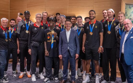 Ministerpräsident Rhein begrüßt deutsche Weltmeister am Frankfurter Flughafen