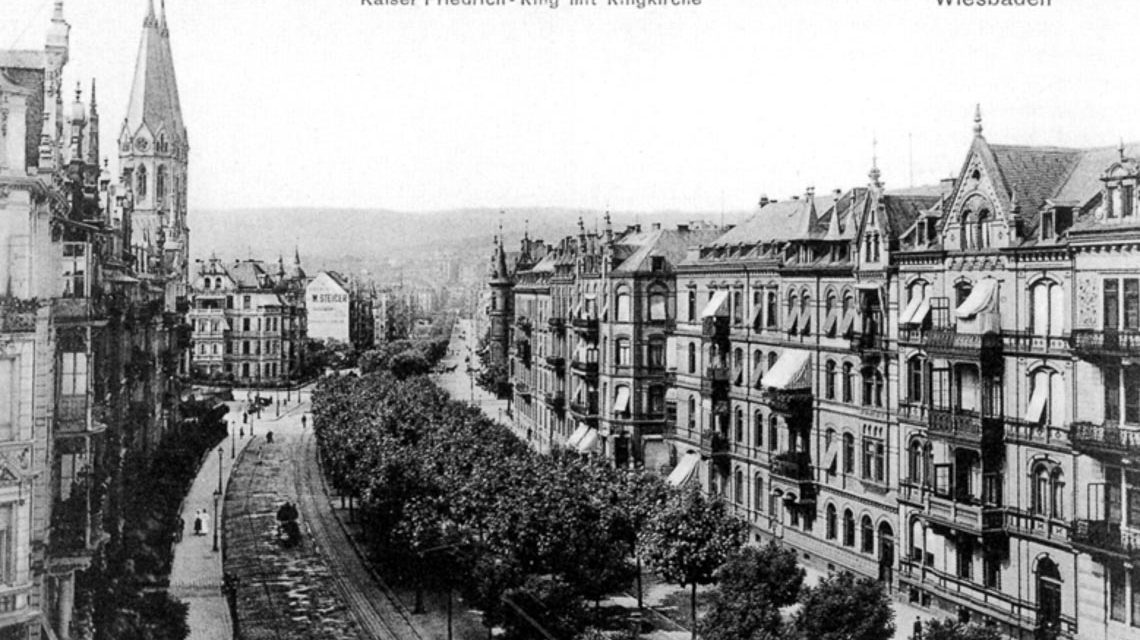 Ansichtskarte aus dem Jahr 1907. Sie zeigt den bis heute völlig unveränderten Kaiser-Friedrich-Ring mit der Ringkirche.
