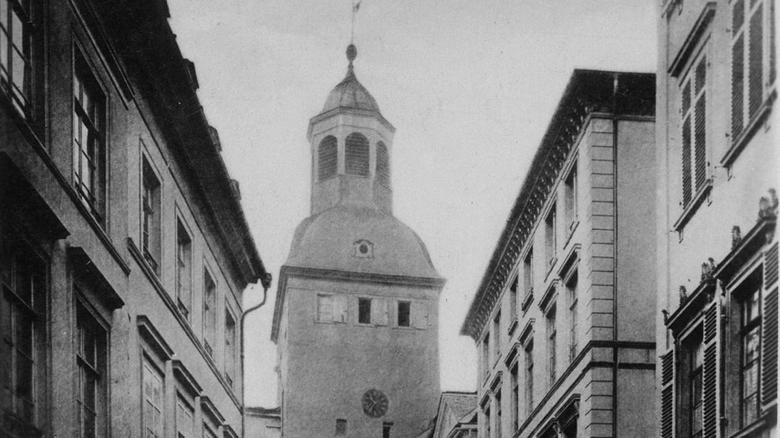 Historische Aufnahme vom Uhrturm in der Innenstadt.