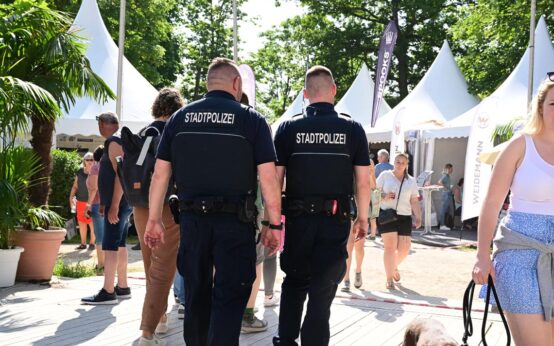 Symbolbild zeigt Stadtpolizei auf einer Veranstaltung. Auch das Thema Vandalismus an Schulen steh auf der Tagesordnung.