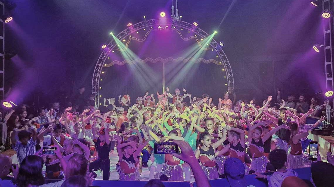 Jugendliche in der Manage des Famiienzirkus Jonny Casselly.