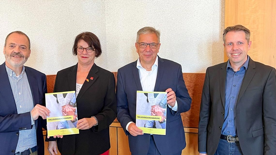 Dieter H. Menger, Gesamtschwerbehindertenvertreter, Petra Schultes, Vorsitzende des Gesamtpersonalrates, Oberbürgermeister Gert-Uwe Mende, Marcus Bittner, Leiter des Personalamtes.