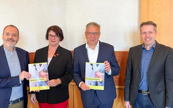 Dieter H. Menger, Gesamtschwerbehindertenvertreter, Petra Schultes, Vorsitzende des Gesamtpersonalrates, Oberbürgermeister Gert-Uwe Mende, Marcus Bittner, Leiter des Personalamtes.