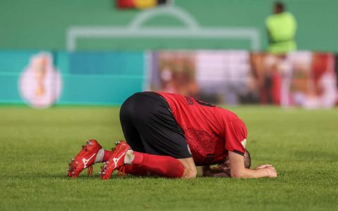 Ivan Prtajin nach dem Spiel. Enttäuscht kauert er am Rasen nach dem Spiel.