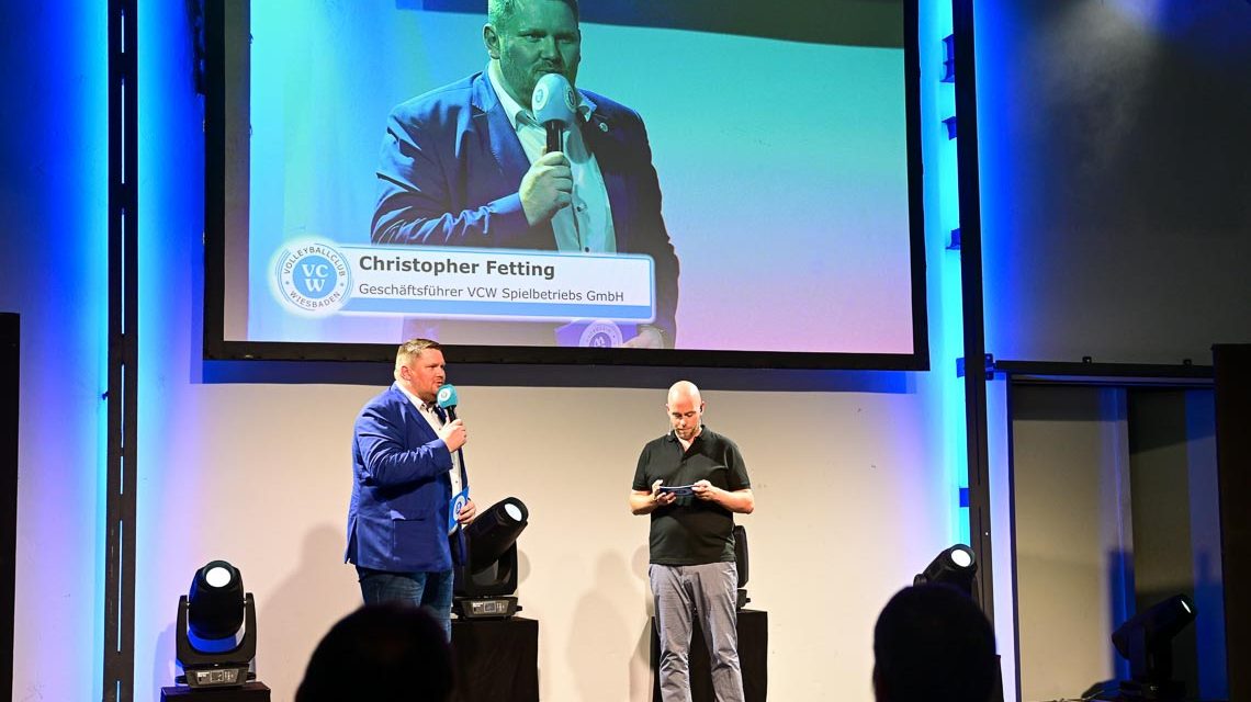 Christopher Fetting auf der Bühne beim Sponsorenabend zum Saisonauftakt und der Mannschaftsvorstellung.