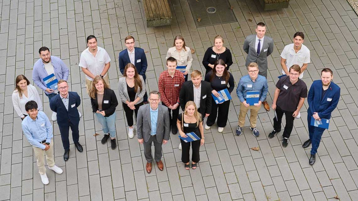 Sie haben ihre Ausbildung abgeschlossen. Sie sind die Ausbilduzngsbesten.