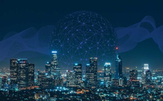 Smart City: Skyline einer Großstadt bei Nacht mit Datennetz.