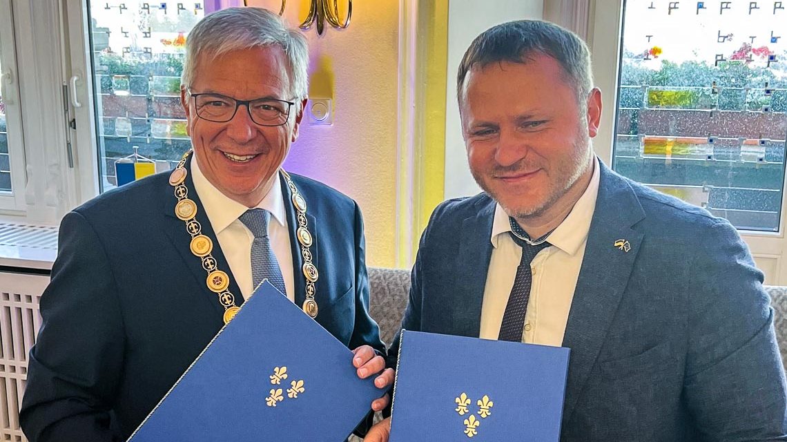 Oberbürgermeister Gert-Uwe Mende und der Bürgermeister der ukrainischen Partnerstadt Kamjanez-Podilskyj, Mykhailo Positko: Goldene Buch