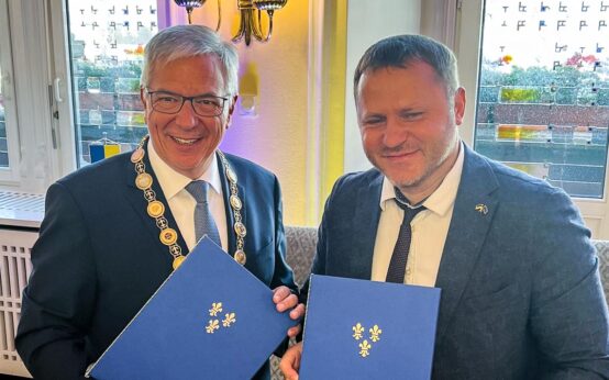 Oberbürgermeister Gert-Uwe Mende und der Bürgermeister der ukrainischen Partnerstadt Kamjanez-Podilskyj, Mykhailo Positko: Goldene Buch