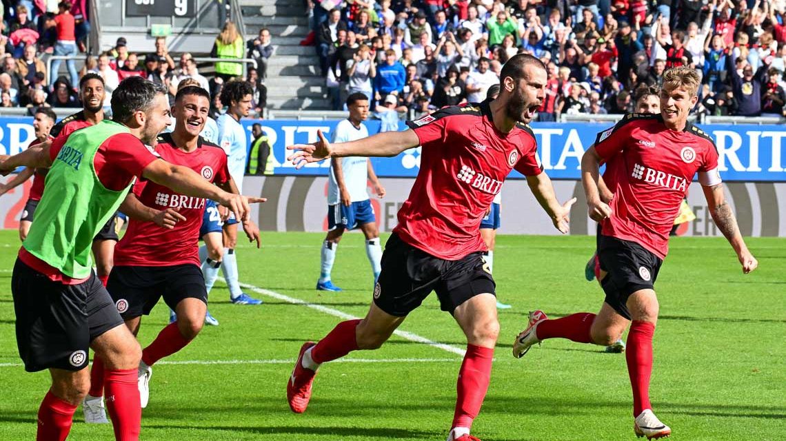 Aleksandar Vukotić jubel mach dem 1:0 für Wiesbaden