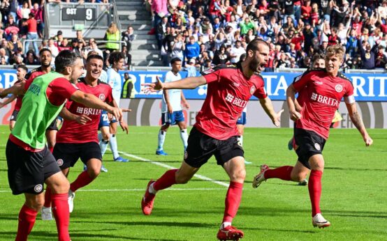 Aleksandar Vukotić jubel mach dem 1:0 für Wiesbaden