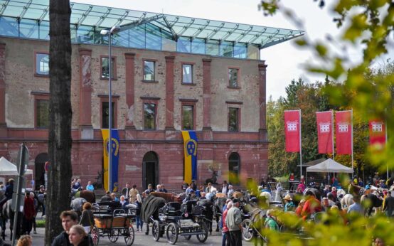 Jagdschloss Platte mit Kurschengespannen beim Sternritt.