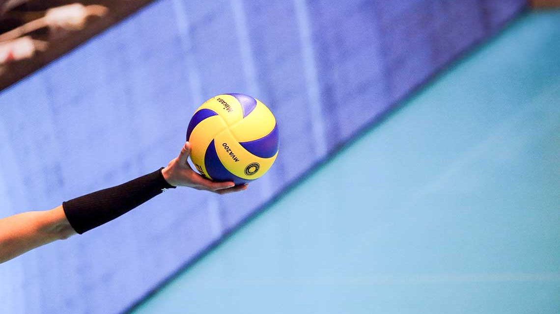 Volleyball in der Hand einer Spielerin. VC Wiesbaden auf dem Weg nach Stuttgart.