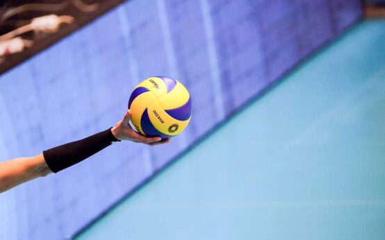 Volleyball in der Hand einer Spielerin. VC Wiesbaden auf dem Weg nach Stuttgart.