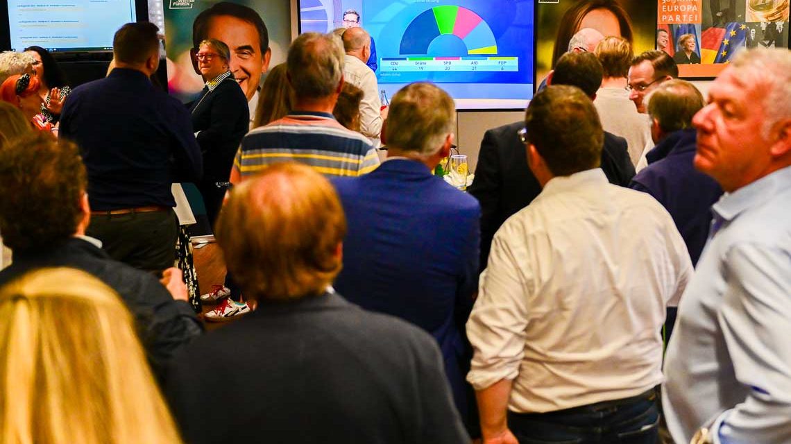 Blick auf die Stzzverteioung nach der ersten Hochrechnung in Hessen.